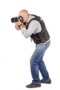 askeri basın fotoğrafçısı ile profesyonel bir fotoğraf makinesi. Beyaz arka plan üzerinde izole