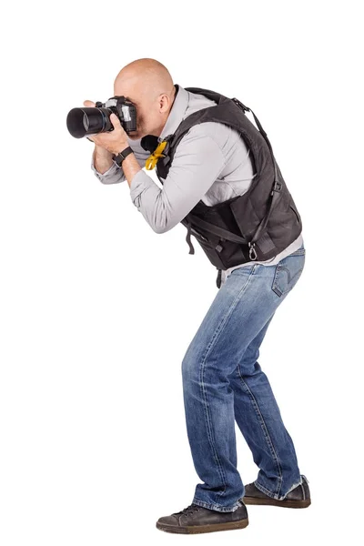 Φωτογράφος στρατιωτικού τύπου με μια επαγγελματική φωτογραφική μηχανή. Απομονωμένα σε λευκό φόντο — Φωτογραφία Αρχείου