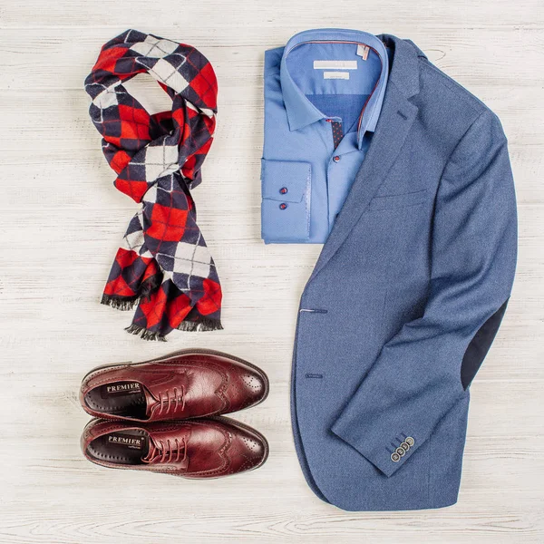Conjunto de moda de lujo para hombres: chaqueta, camisa, bufanda, zapatos en una w blanca —  Fotos de Stock