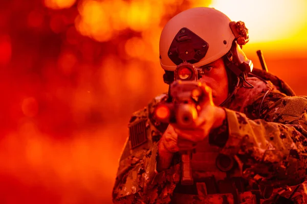 Portret van de jonge soldaat gezicht met camouflage tegen een zonsondergang — Stockfoto