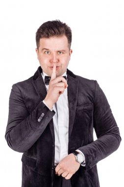 adamın parmağını dudaklarına yetiştirme shushing bir jest yapma. Em