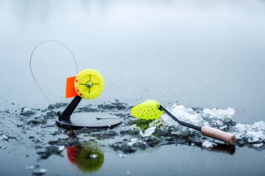 buz fisherman's set ve bir su birikintisi üzerinde balık yakalamak hazır tuzağı.