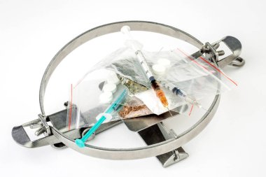 Beyaz arka planda av tuzağı. tehlike kavram