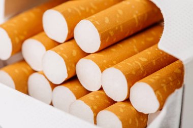 Sarı sigara paketi içinde. Sigara karşıtı kavramı