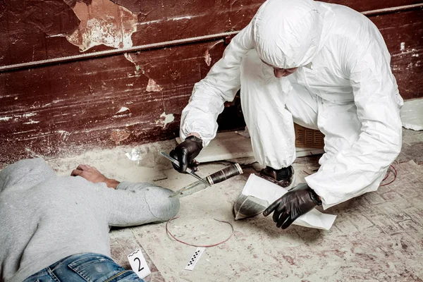 Criminological expert collecting evidence at the crime scene. — Stock Photo, Image