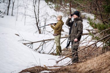 silah tutan ve yürüyüş avlamak için erkek ve kadın avcılar hazır