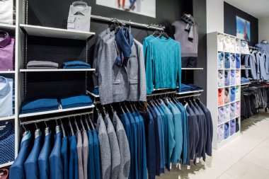 erkek takım elbise perakende mağaza alışveriş üzerinde. Dükkanı ve satış konsepti