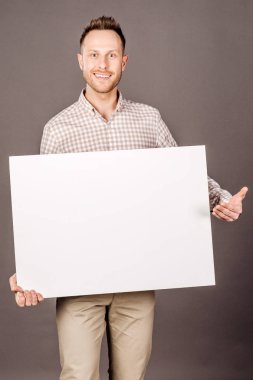 adam gri arka plan üzerinde büyük pano göster. yaşam tarzı ve peopl