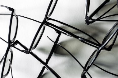 Beyaz bir arka plan üzerinde 3D gözlük. Gözlük çerçeveleri doku.