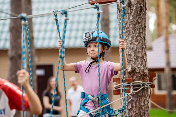 Mädchen mit Kletterausrüstung im Abenteuerpark verlobt — Stockfoto