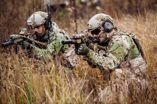 Soldados o contratistas militares privados apuntando con rifle. guerra , — Foto de Stock