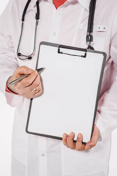 Médico masculino segurando uma pasta de documento. imagem em um estúdio de volta — Fotografia de Stock