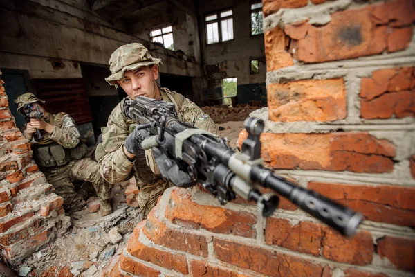 Guardabosques Patrullando Ciudad Destruida Concepto Operación Militar Rescate — Foto de Stock