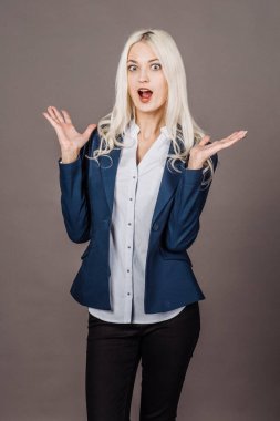 Kameraya bakarak kadın hayran. Etkileyici yüz ifadeleri.