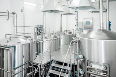 Bira için donatım. Büyük parlak tankları.