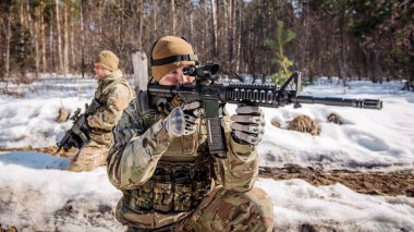 takım soğuk orman içinde özel kuvvetler silah. Kış Harp bir