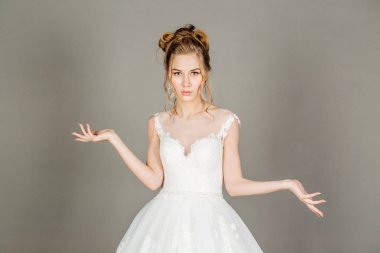 Şaşırdım ve hayret gelin kameraya bakıyor. Etkileyici yüz ifadeleri.