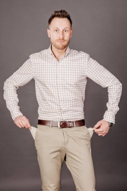 cebinde içten dışa dönüm boş cebinden gösterilen adam. iş, insanlar, mali, kavramı yok para kavramı