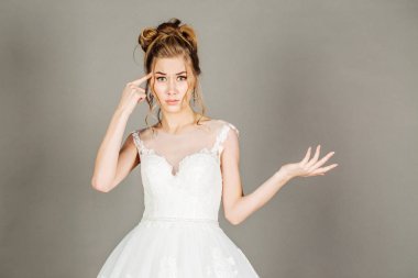 Tapınak soran karşı-onun parmak ile genç gelini kılığındasın sen craz