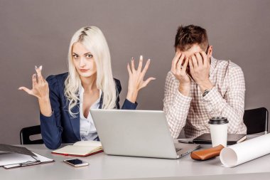 Kadın patron için anlaşmazlık, sonra adam bağırıyor yanlış anlama veya haksız tedavi çalışma alanında. iş çatışma kavramı.