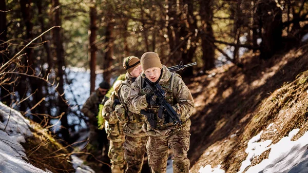 Csoport különleges erők fegyvereket hideg erdőben. Téli hadviselés egy — Stock Fotó
