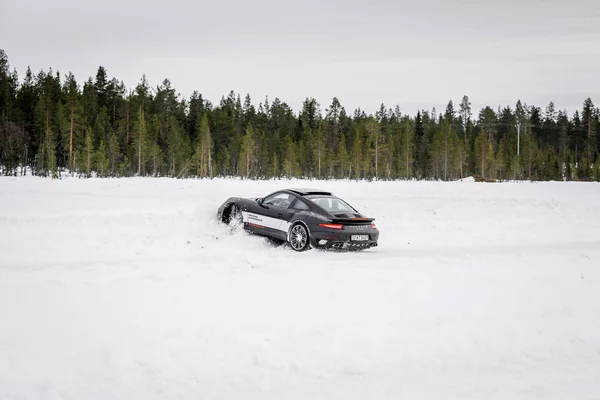 LEVI, FINLÂNDIA - MAR 28: Motorista desconhecido desloca um PORSCHE 911 — Fotografia de Stock