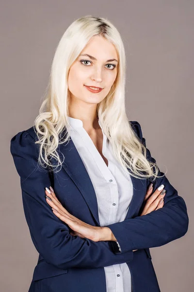 Smilende Forretningskvinne Som Står Med Kryssede Armer Forretningskonsept Utdanning Kontorkonsept – stockfoto