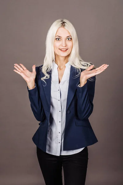 Retrato Una Joven Empresaria Sorprendida Expresión Emocional Concepto Estilo Vida — Foto de Stock