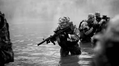 Özel Kuvvetler asker silah ile almak bölüm içinde askeri maneuv