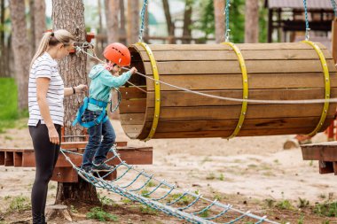 eğitmen çocuk eğitim cam ip yolda yardımcı olur.