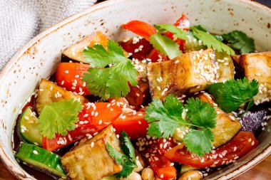 Plaka üzerinde ızgara sebze salatası. Restoran Menü