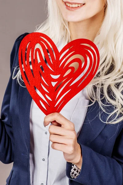 Mujer de negocios con corazón símbolo de San Valentín. Corazón. Amor s — Foto de Stock