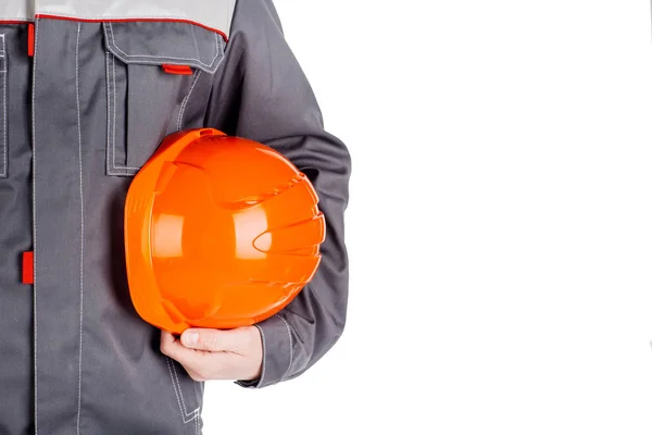 Bauarbeiter mit orangefarbenem Helm in den Händen isoliert auf weißem Bac — Stockfoto