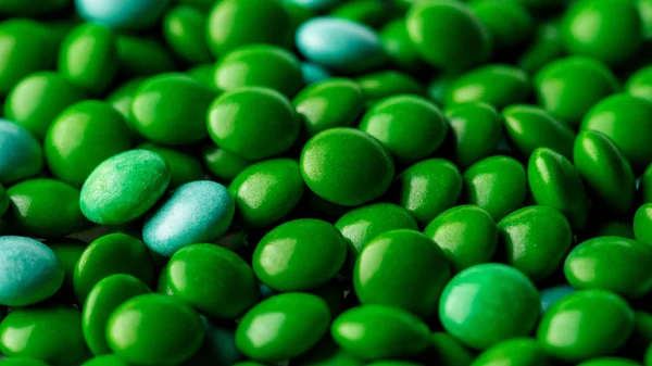 Pastillas verdes cápsulas. Concepto de medicina y farmacia . — Foto de Stock