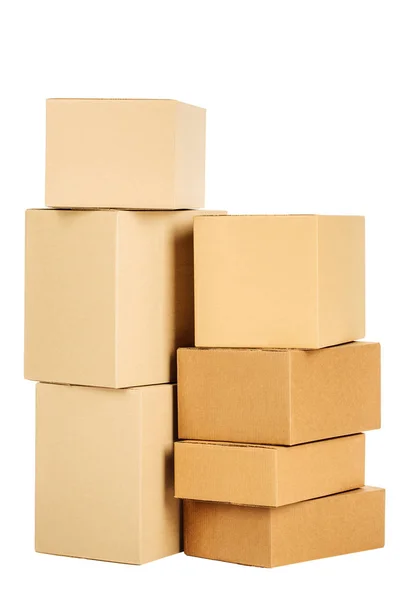 Куча картонных коробок на белом фоне — стоковое фото