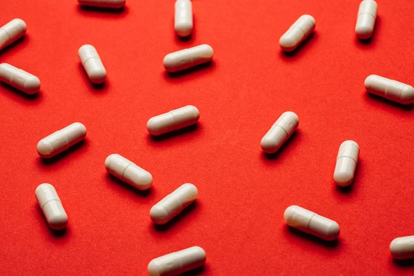 Molte Pillole Bianche Sfondo Rosso Medicina Farmacia Concetto — Foto Stock