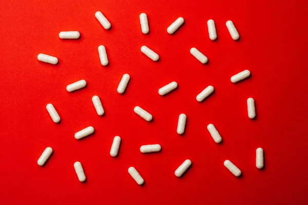 Muchas Pastillas Blancas Sobre Fondo Rojo Concepto Medicina Farmacia — Foto de Stock