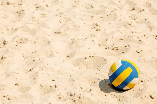 Siatkówka na pustej plaży — Zdjęcie stockowe