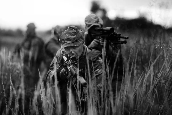 Rangers a disparar com a arma, rifle ao pôr-do-sol. Guerra, exército, mi — Fotografia de Stock