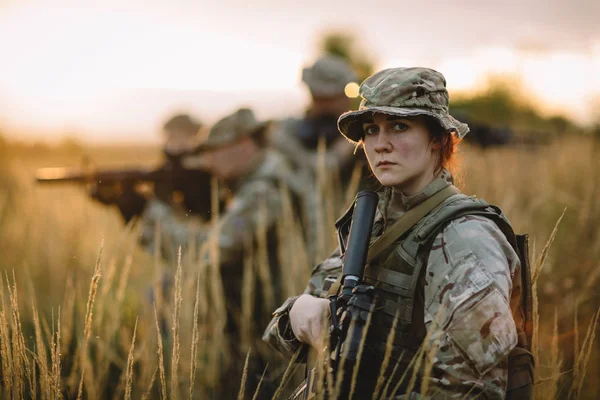 Prajurit Menembak Dengan Senjatanya Senapan Saat Matahari Terbenam Perang Tentara — Stok Foto