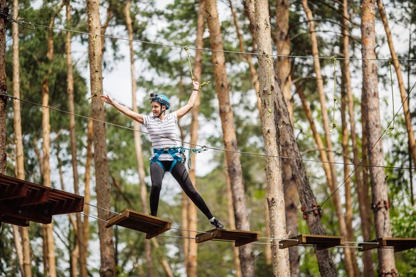 Meisje met klimmen in een avonturenpark versnelling zijn betrokken bij roc — Stockfoto