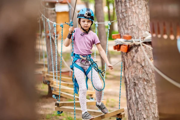 Mädchen mit Kletterausrüstung im Abenteuerpark verlobt — Stockfoto