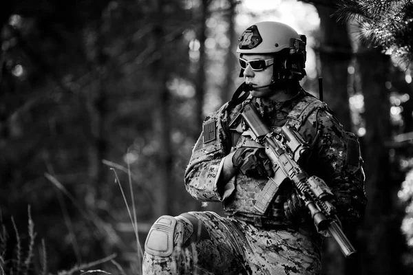 Retrato de jovem soldado com rifle — Fotografia de Stock