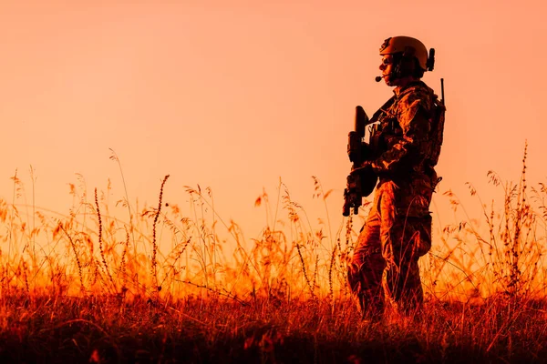 Soldado militar com armas ao pôr do sol. tiro, segurando arma, colo — Fotografia de Stock