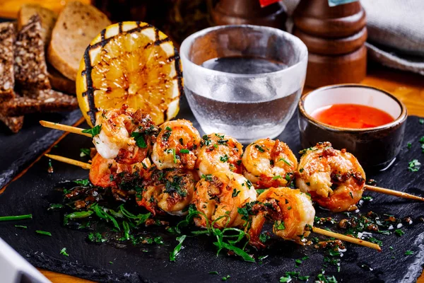 Roasted shrimps on skewers with sauce and lemo — Stock Photo, Image