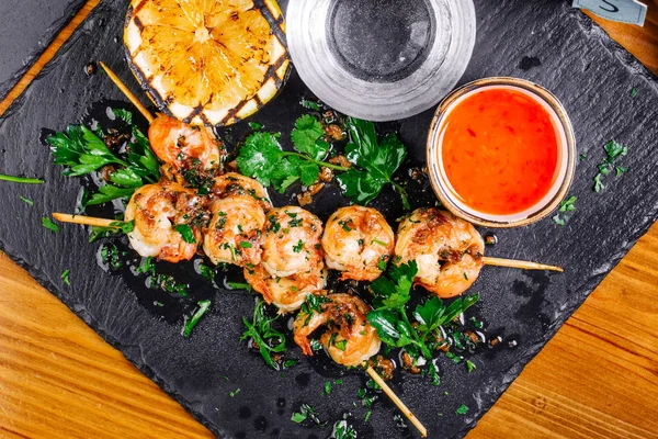 Roasted shrimps on skewers with sauce and lemo — Stock Photo, Image