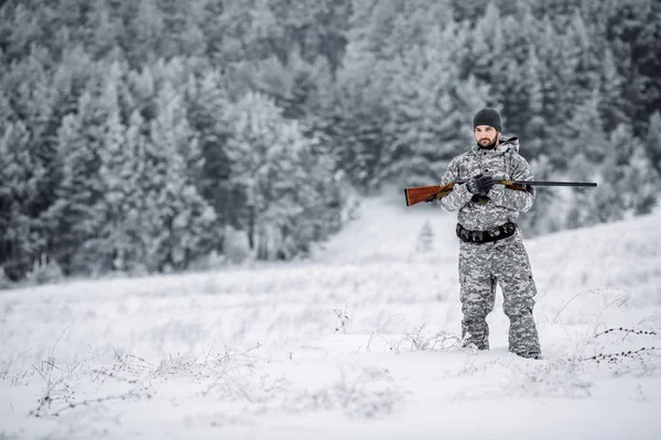 Manliga jägare i kamouflage letar efter hans mål eller byten. Vinter — Stockfoto