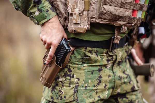 Guardabosques vistiendo uniforme con pistola en la mano, mantenga el arma en la funda . — Foto de Stock