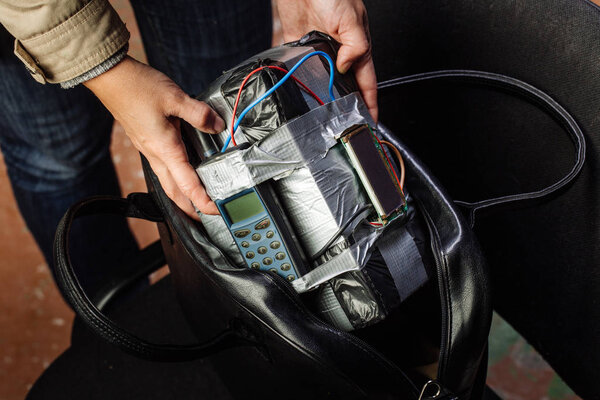 человек делает бомбу замедленного действия. терроризм и опасная концепция
.