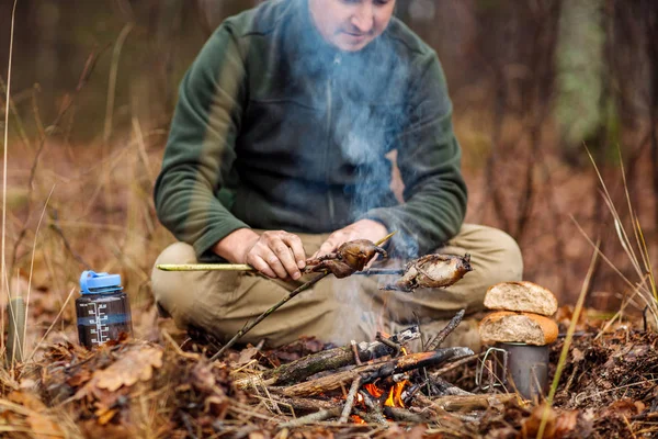 Fürj a botot a tűz grillezett. ízletes erdei piknik. — Stock Fotó